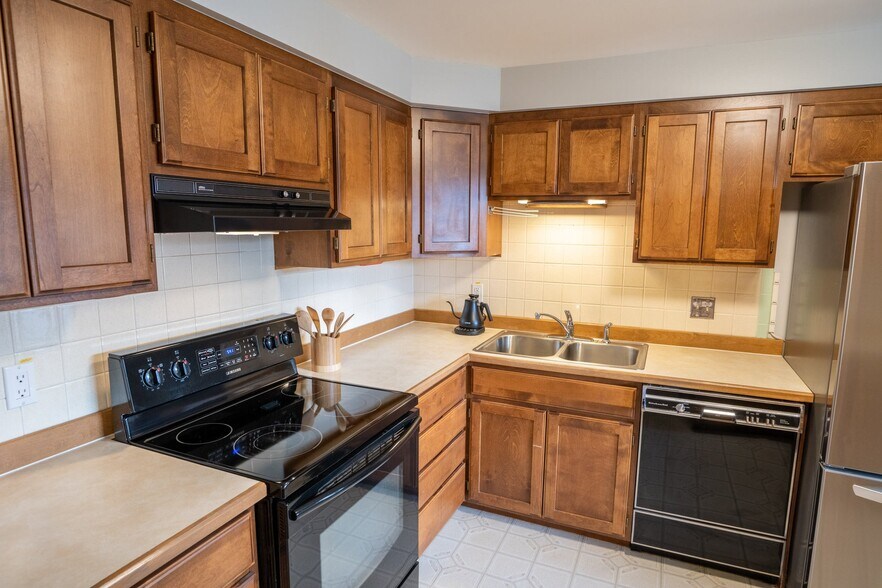 Building Photo - 275 Seminole Dr