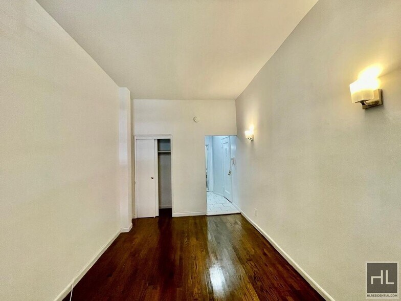 Building Photo - EAST 89 St