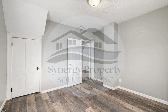 Building Photo - AVAILABLE NOW CRESTLINE HOME