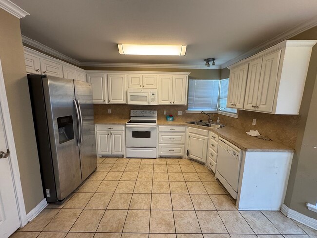 Building Photo - Gorgeous 3 Bedroom Home