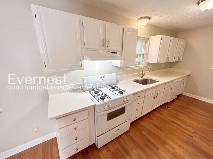 Building Photo - 2771 Skyland Dr NE
