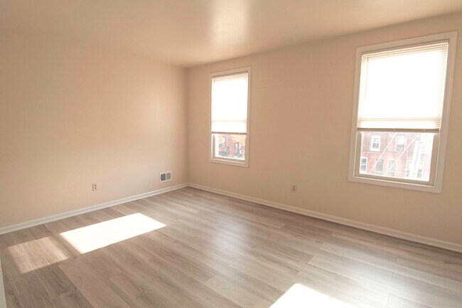 Building Photo - 507 W 4th St