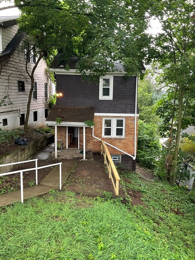 Building Photo - Charming, Character-Filled 2 Bedroom in Br...