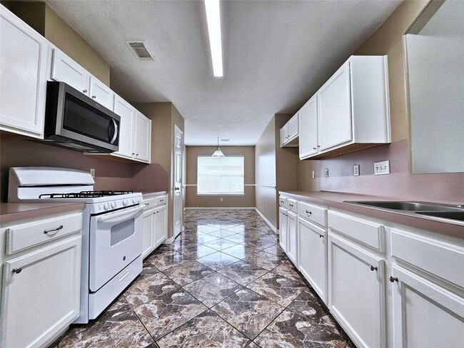 Building Photo - 16611 Creek Trail