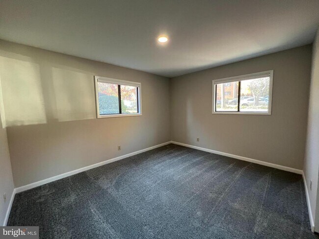 Building Photo - 2704 Dartmouth Rd