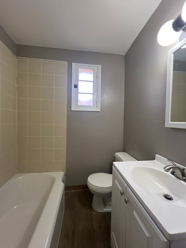 Building Photo - Beautifully remodeled 3 bedroom rental in ...