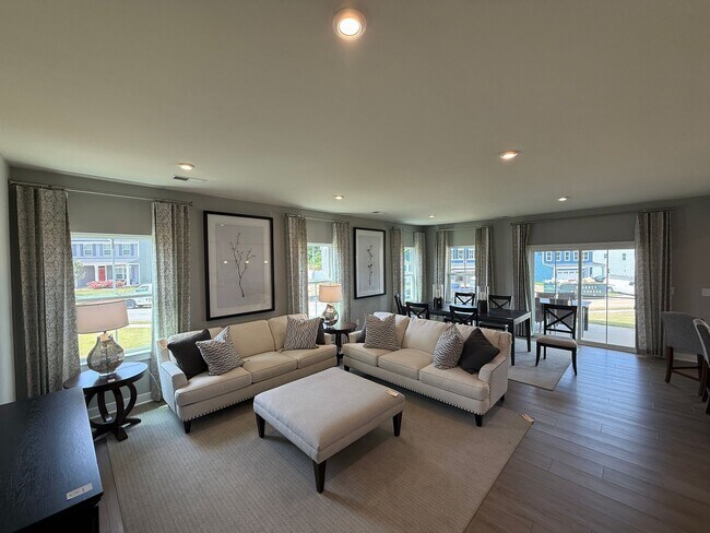 Building Photo - Never loved in Model Homes