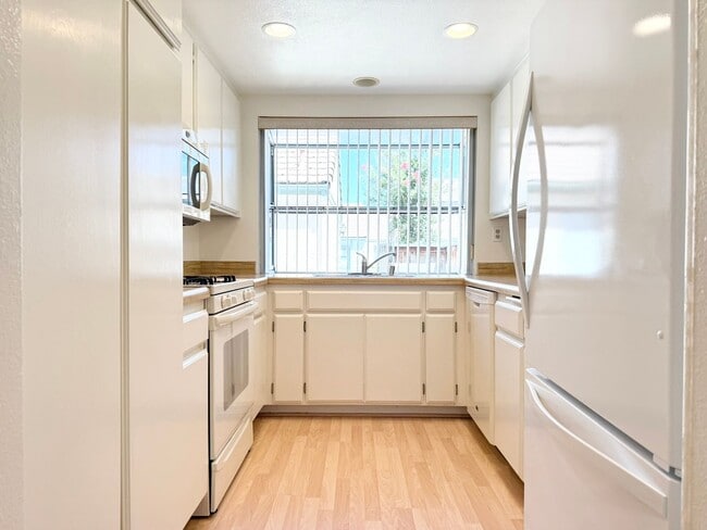 Building Photo - Single Story Townhome in Escondido!