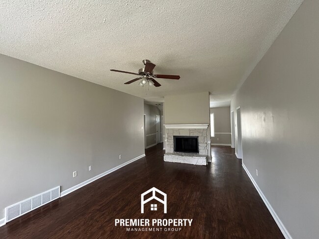 Building Photo - Charming 3BR/2BA Home in 38125 | Vaulted Ceilings, Built-ins & 2-Car Garage