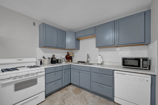 Building Photo - Fully furnished 3/1 AND all bills paid