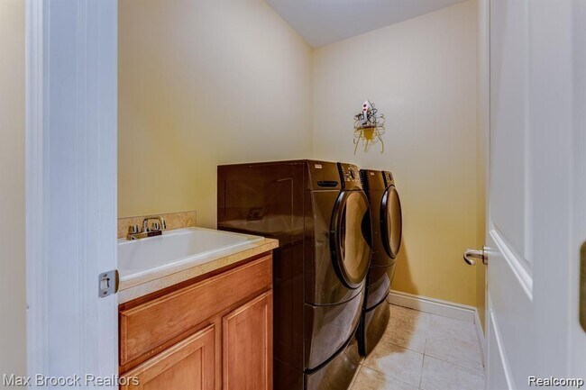 Building Photo - 1050 Oakwood Dr