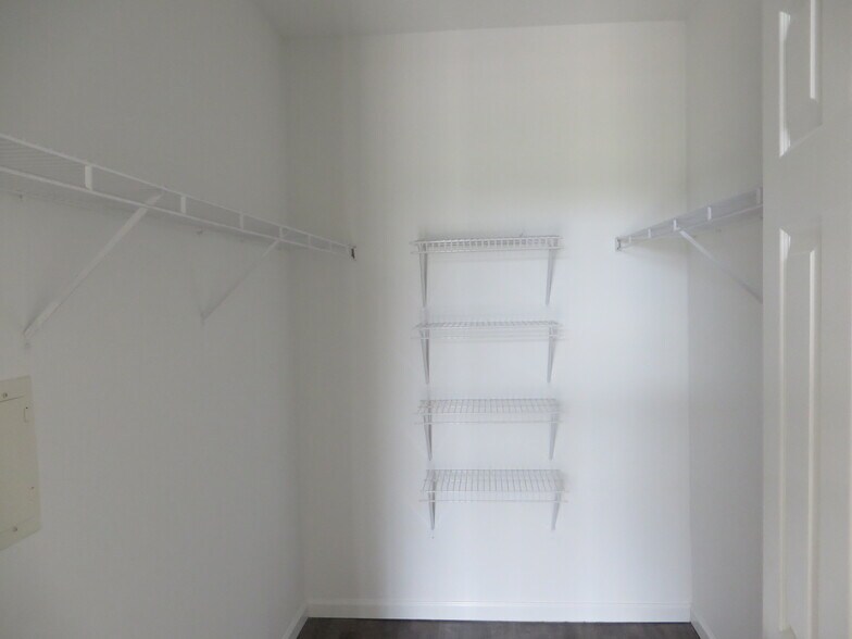 Walkin closet - 7440 S Blackhawk St