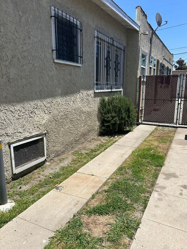 Building Photo - 5824 3rd Ave
