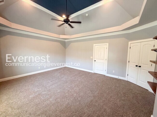Building Photo - Comfort Meets Modern Convenience with Fireplace / 3 Beds & 2.5 Bath / Available Now