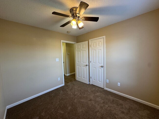 Building Photo - Cozy Single Family Home!!