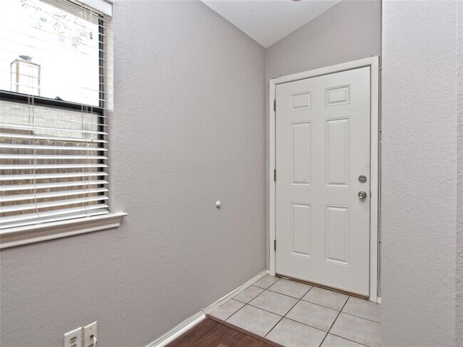 Building Photo - 813 Primrose Ln
