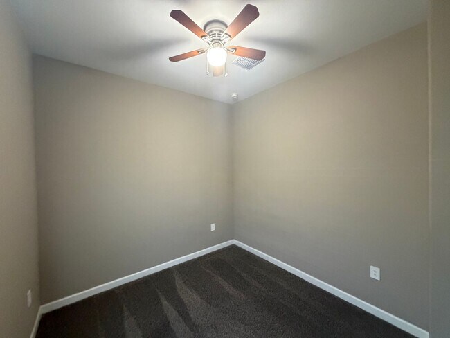 Building Photo - 40916 W Shaver Dr