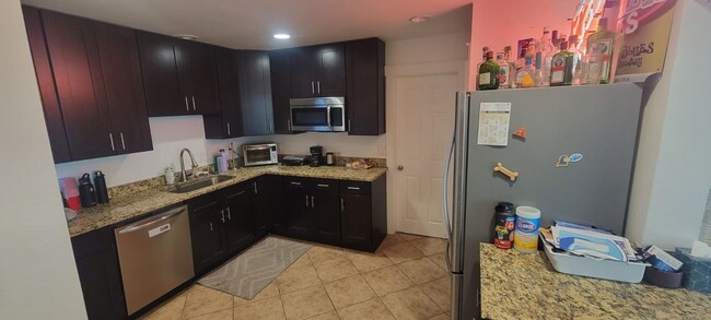 Building Photo - AUGUST PRE-LEASE Updated kitchen, Granite,...