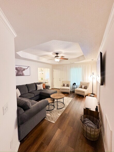 Building Photo - 3738 Cres Gardens Dr