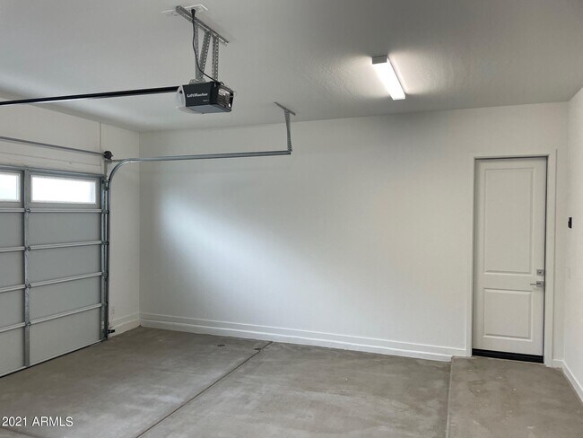 Building Photo - 901 S Smith Rd