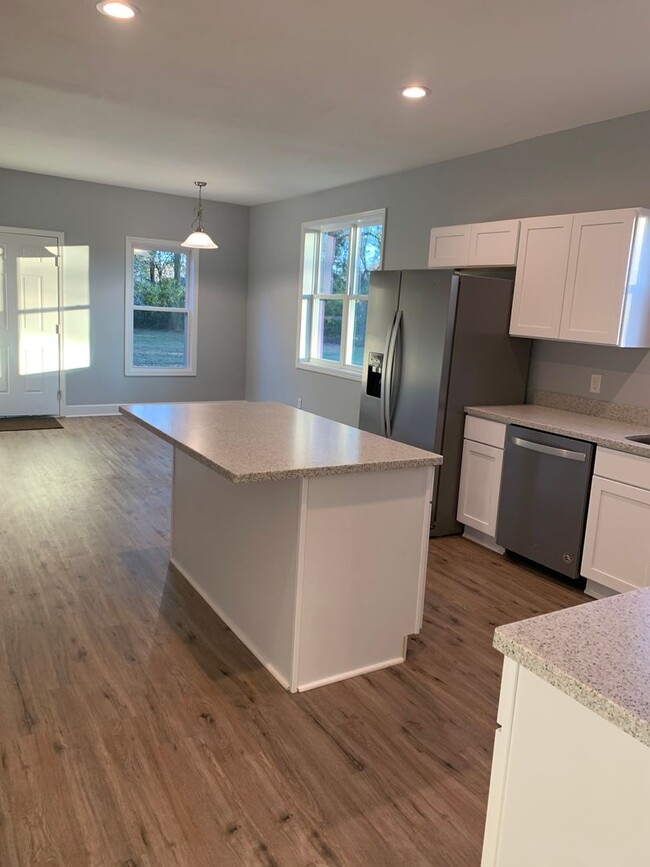 Building Photo - 3 Bedroom  2.5 Bath  with nice open yard!