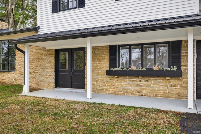 Building Photo - 633 S Ravencrest Ave