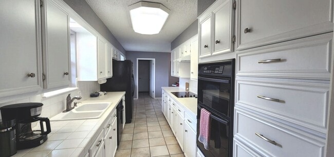 Building Photo - Fully furnished 4-bed, 2.5-bath