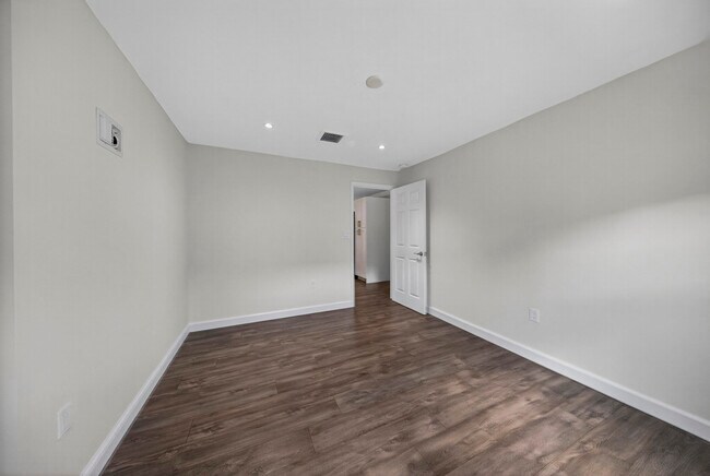 Building Photo - 410 NE 34th St