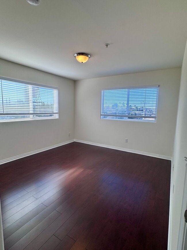 Building Photo - Spacious 3 bedroom condo in Van Nuys