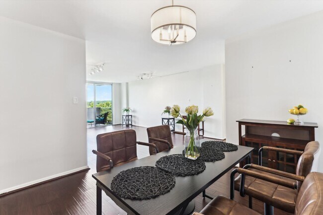 Building Photo - Great 2 Bedroom 2 Bath in Van Ness DC!