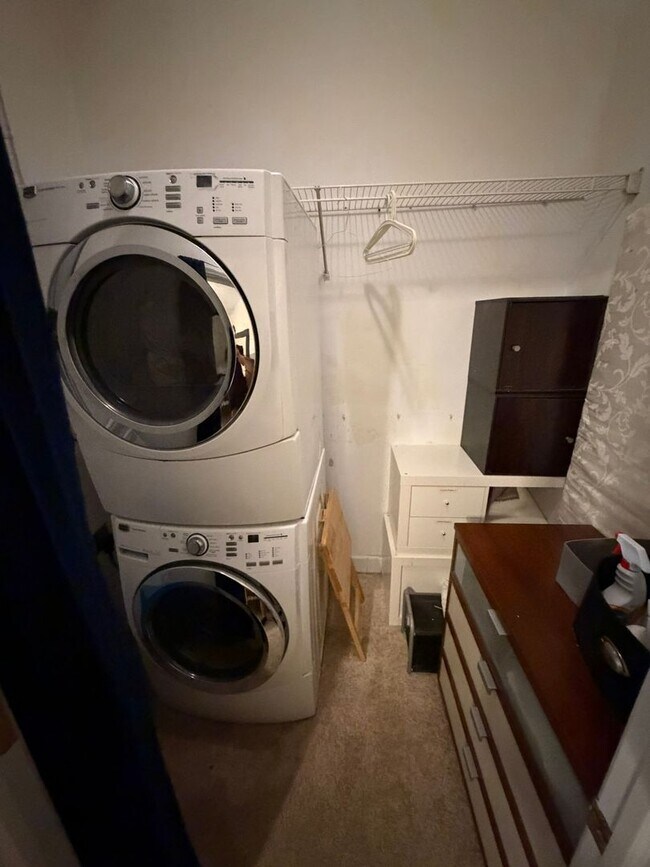 Building Photo - Private Rooms Available in Downtown Condo | Flexible Lease Terms