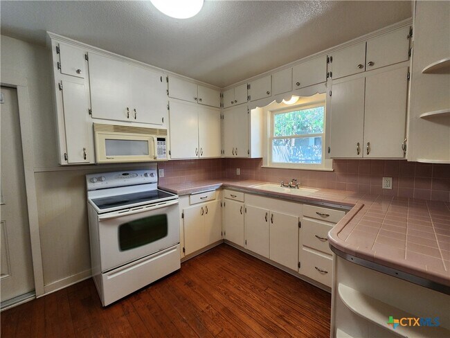 Building Photo - 588 S Castell Ave
