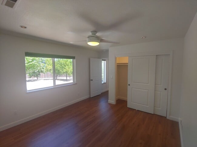 Building Photo - Lakeport location for retn!!