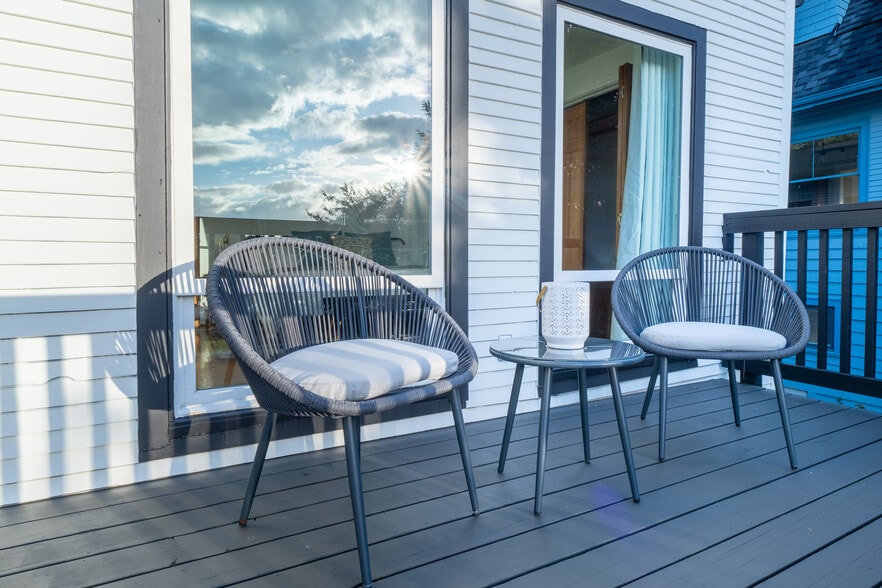 Relax and enjoy the sunset on the deck - 1519 32nd Ave