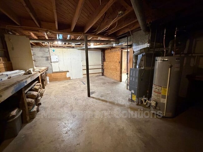 Building Photo - 221 River Rd