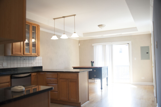 Eat-in Kitchen with overhang for bar stools. - 2112 North Karlov Avenue