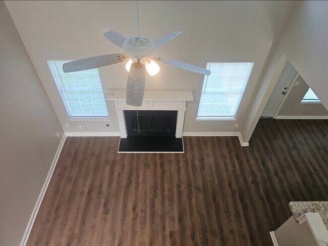 Building Photo - 670 Burtons Cove