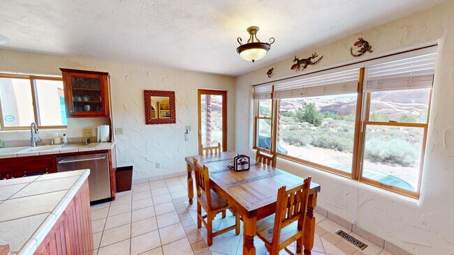 Building Photo - Custom Adobe style home in exclusive Navajo Ridge