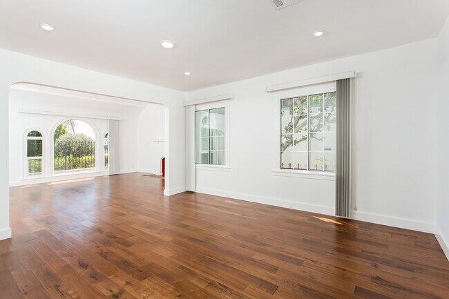 Building Photo - Beautiful spacious house