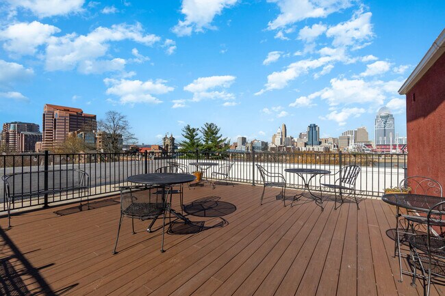 Building Photo - 323 E 2nd St