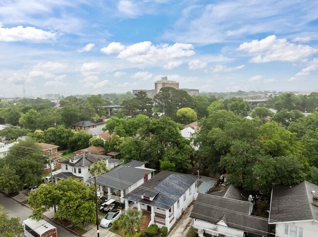 Building Photo - Incredibly Well Maintained & Beautiful Hom...