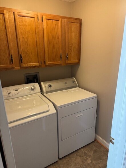 LAUNDRY ROOM - 911 Salem Pl