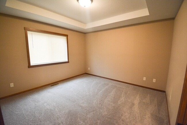 Building Photo - Beautiful and Spacious 4 Bedroom 3 Bath Av...