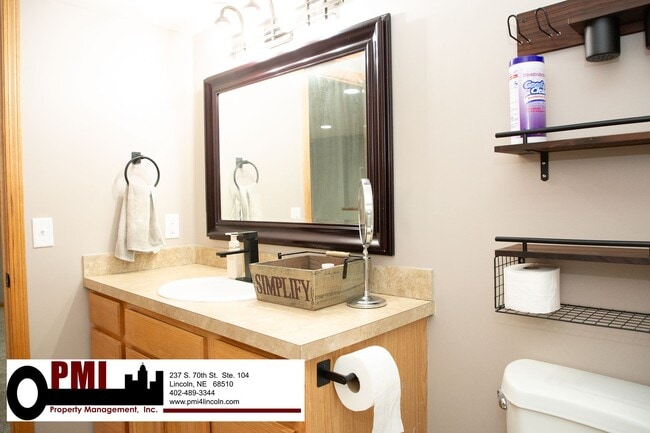Building Photo - 4 Bedroom and 3 bathroom Fully Furnished