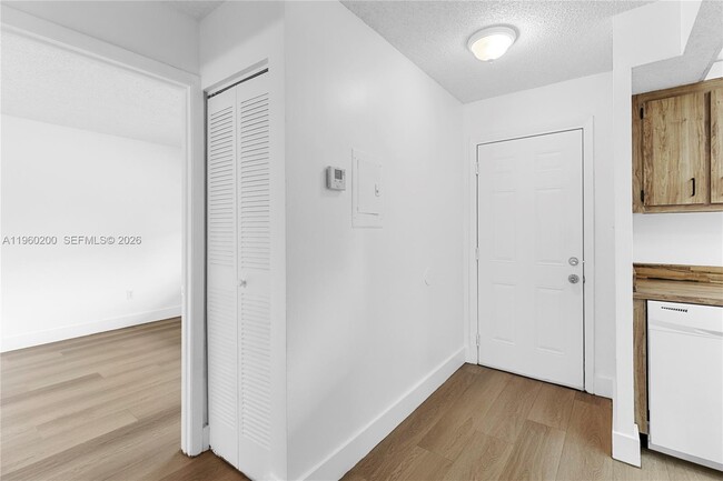 Building Photo - 6061 Shaker Wood Cir