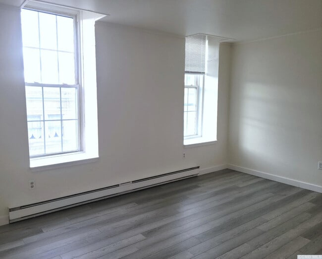 Building Photo - 602 Warren St