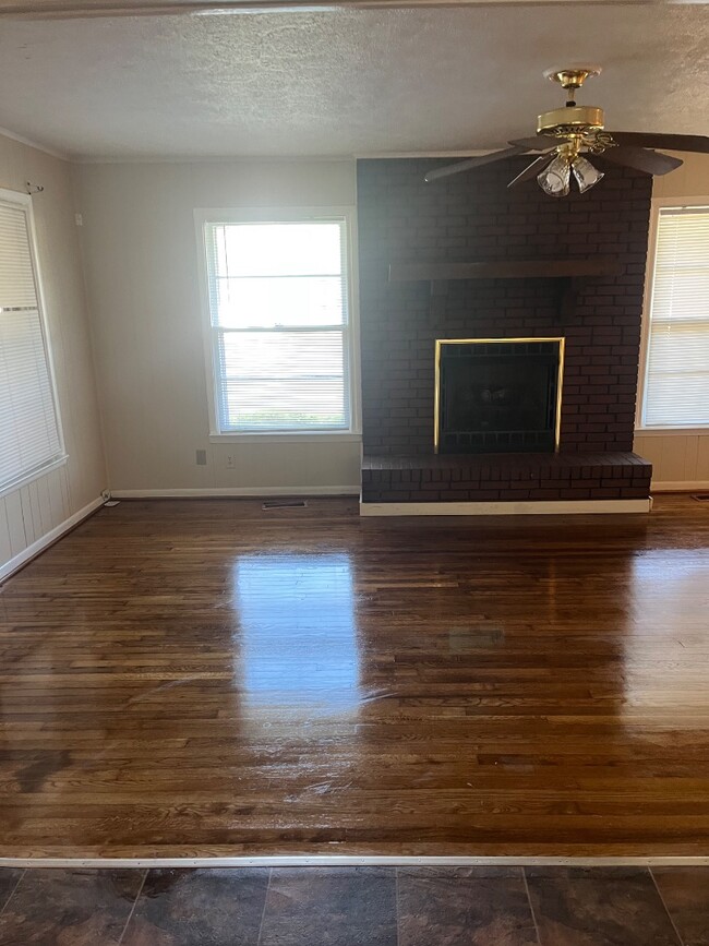 Building Photo - 1300 Sherwood Dr