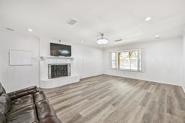 Building Photo - 212 E Castle Harbour Dr