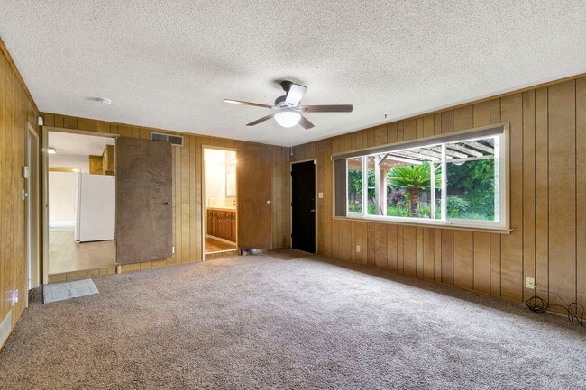 Building Photo - 1564 E Escalon Ave