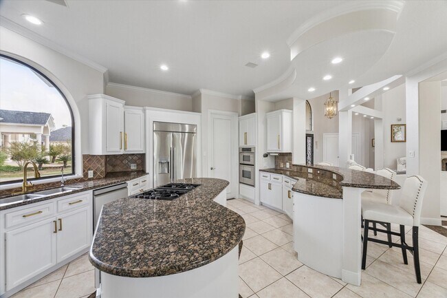 Building Photo - 600 Royal Oaks Dr